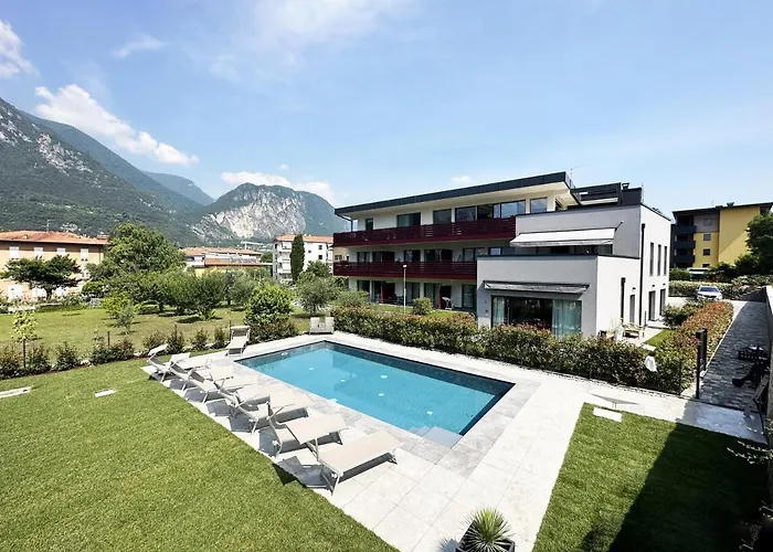 Residence Zangirolami - Luxury Garden And Balcony Apartments Riva del Garda